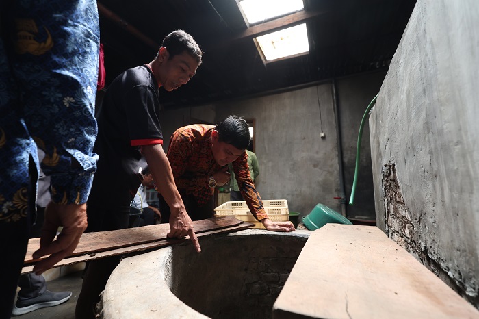 Anggota Komisi 3 DPRD Kabupaten Kediri Pendiwan mengecek kondisi sumur lama warga Desa Plosolor, Plosoklaten.