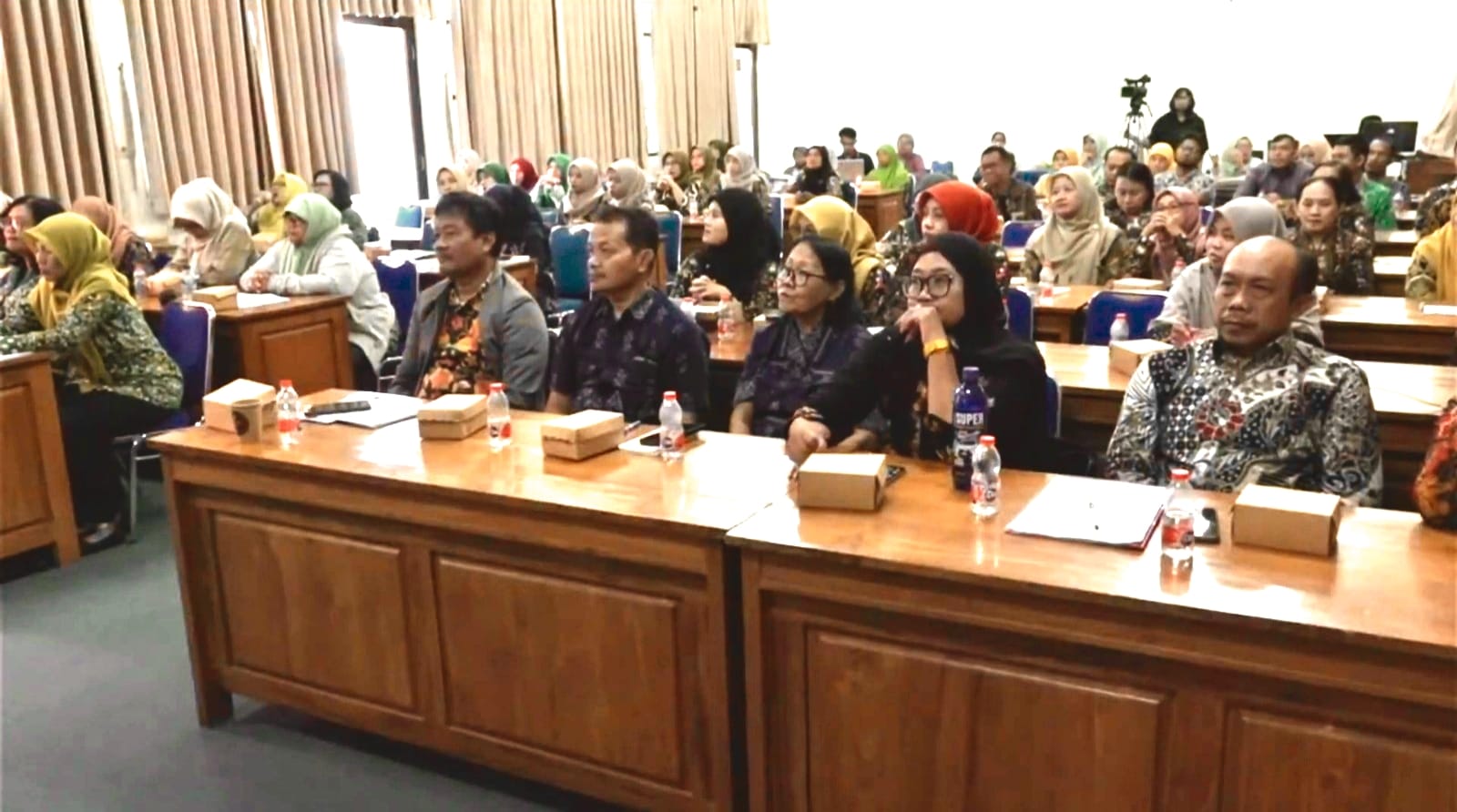 SALING BELAJAR: Sejumlah peserta yang merupakan guru sekolah mitra UNP Kediri antusias dalam mengikuti program.