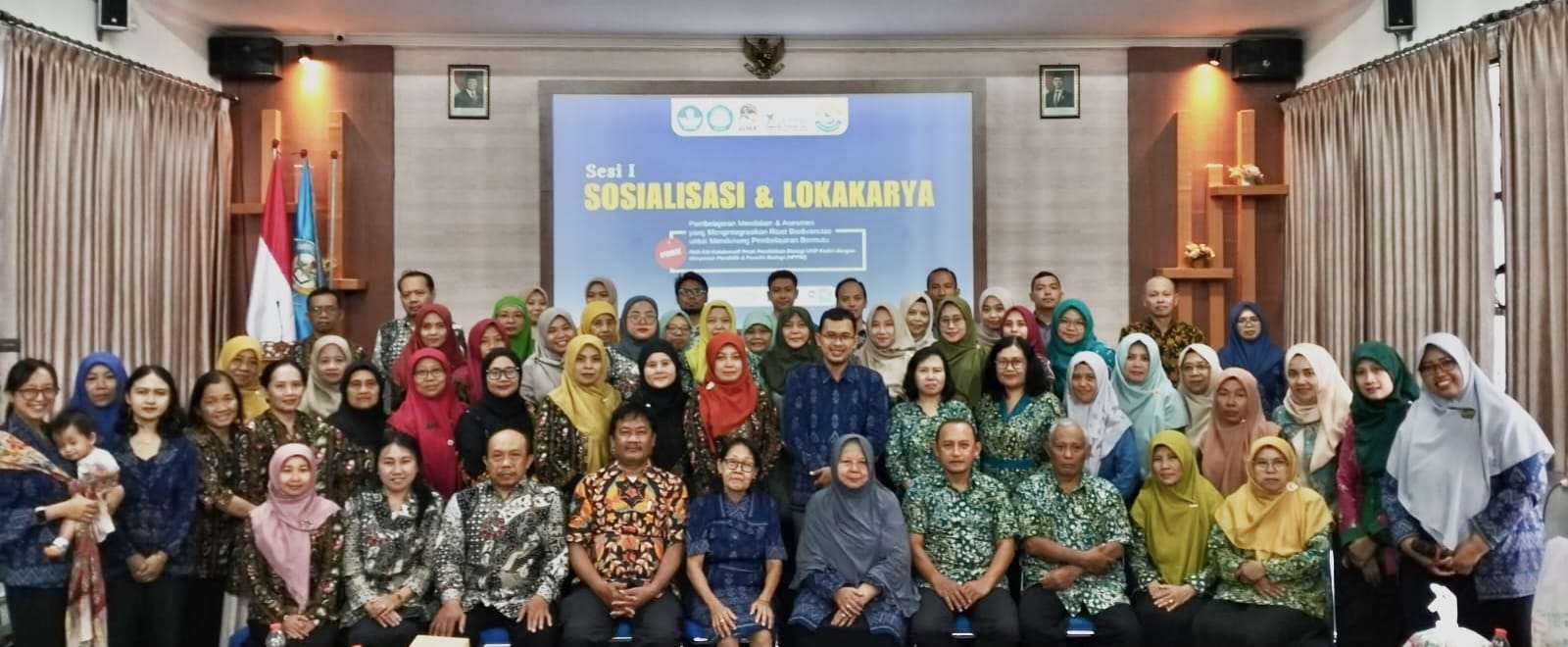 KOLABORATIF: Tim PkM-KM Dosen UNP Kediri berfoto bersama mitra dalam lokakarya Penguatan Kapasitas Guru dalam Merancang Pembelajaran Mendalam untuk Litnum (30/8) lalu.