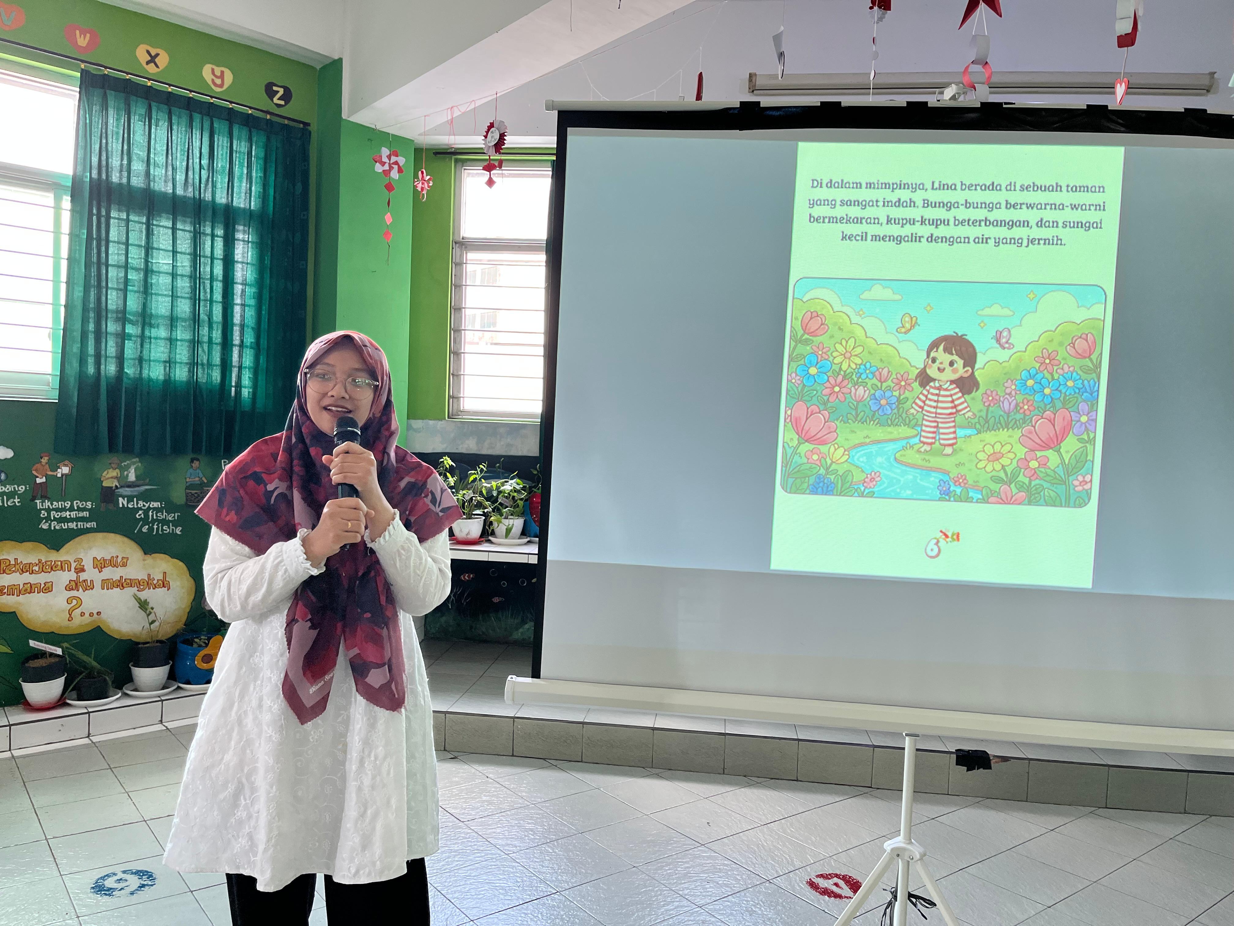 KREATIF: Salah satu guru TK Putera Bhakti Kota Kediri saat presentasi menampilkan hasil karyanya di hadapan peserta lain seusai pendampingan.