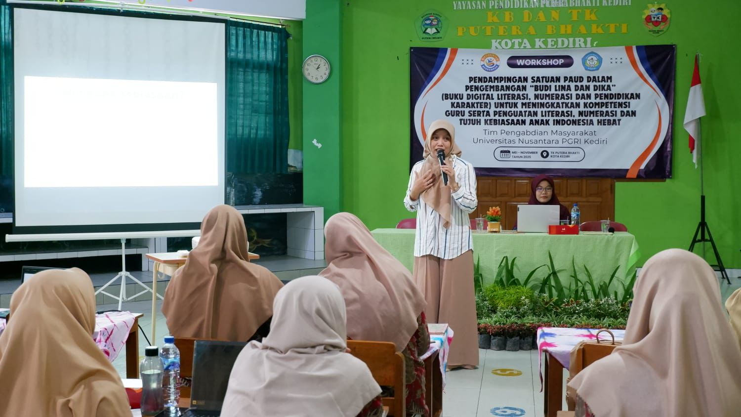 EDUKATIF: Ketua PkM Dosen Veny Iswantiningtyas, M.Psi. memberi pembekalan dan arahan kepada peserta workshop.