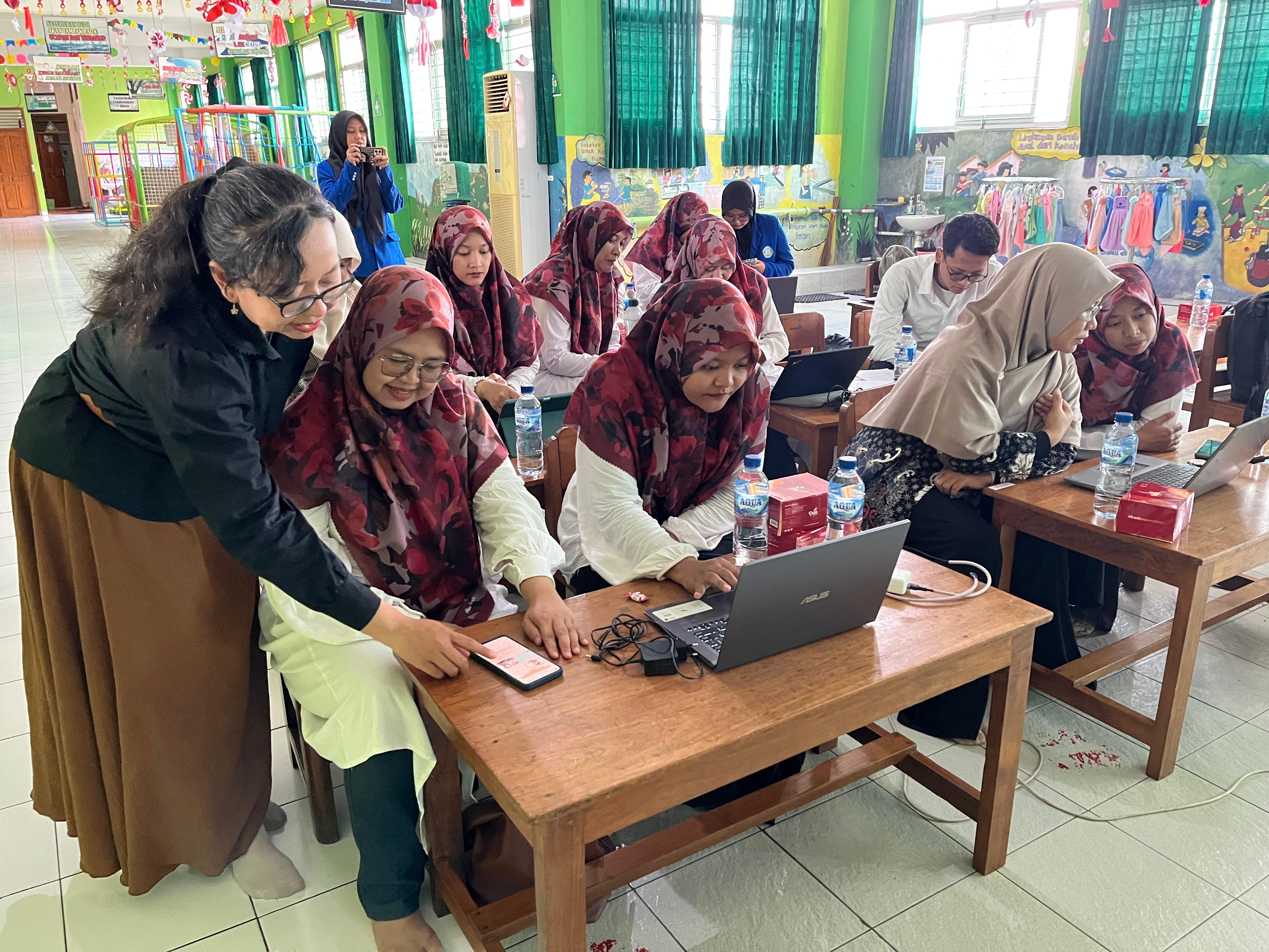 PEDULI: Dosen Prodi Pendidikan Matematika UNP Kediri Dr Aprilia Dwi Handayani, M.Si. saat mengarahkan peserta pendampingan workshop.