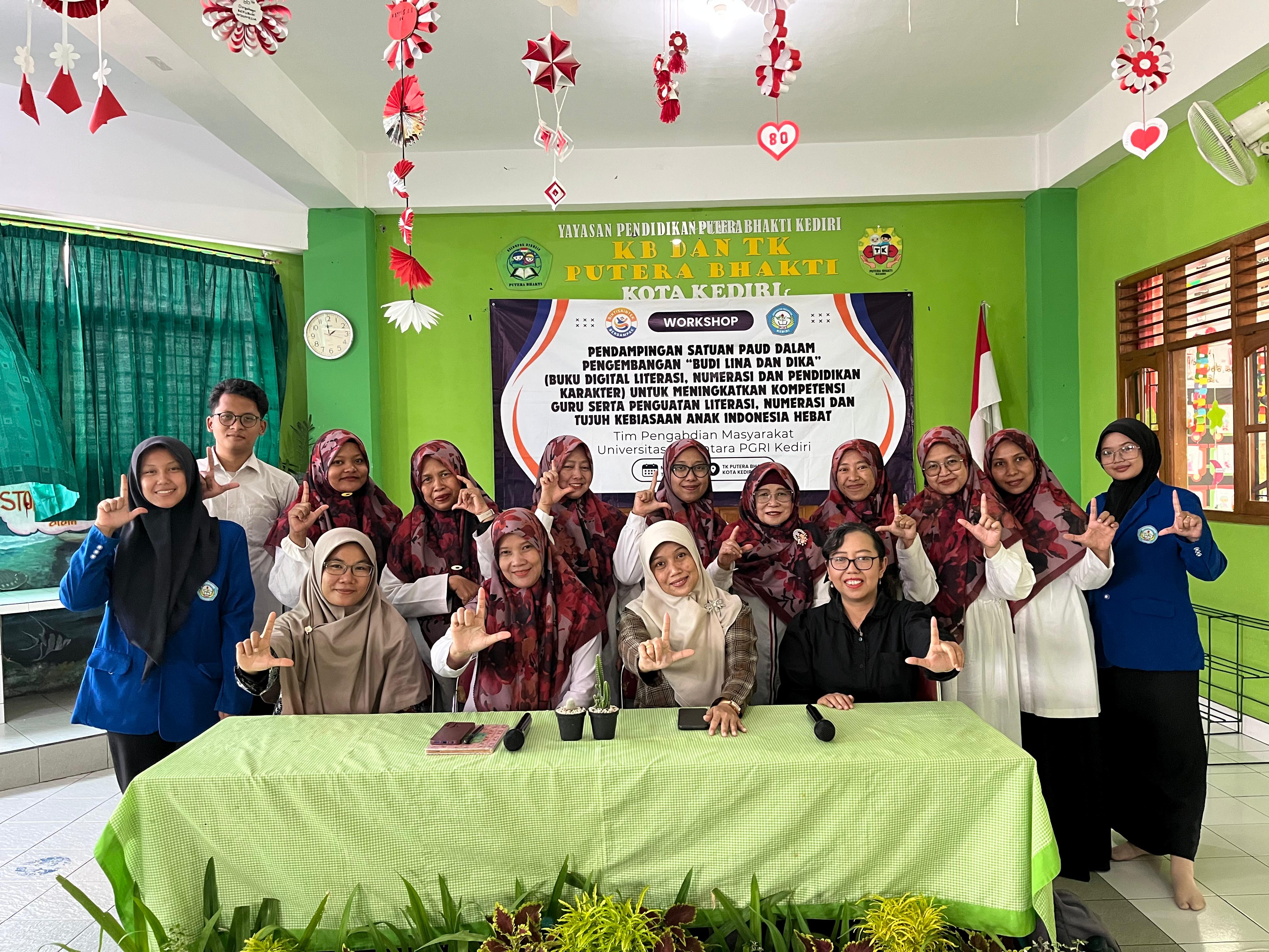 KOMPAK Tim PkM Dosen UNP Kediri berfoto bersama guru TK Putera Bhakti Kota Kediri seusai workshop pelatihan, Rabu (17/9).