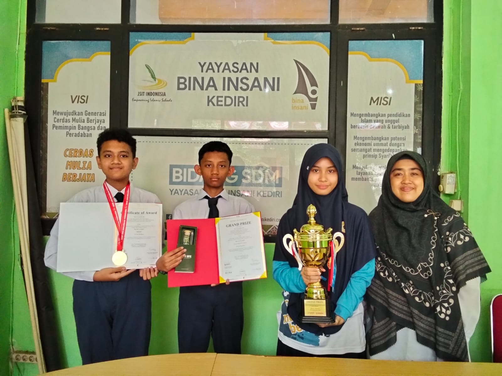 Angkat Inovasi Pemanfaatan Limbah Cair Tahu, Siswa SMPIT Bina Insani Kediri Catat Prestasi Gemilang Tingkat Internasional