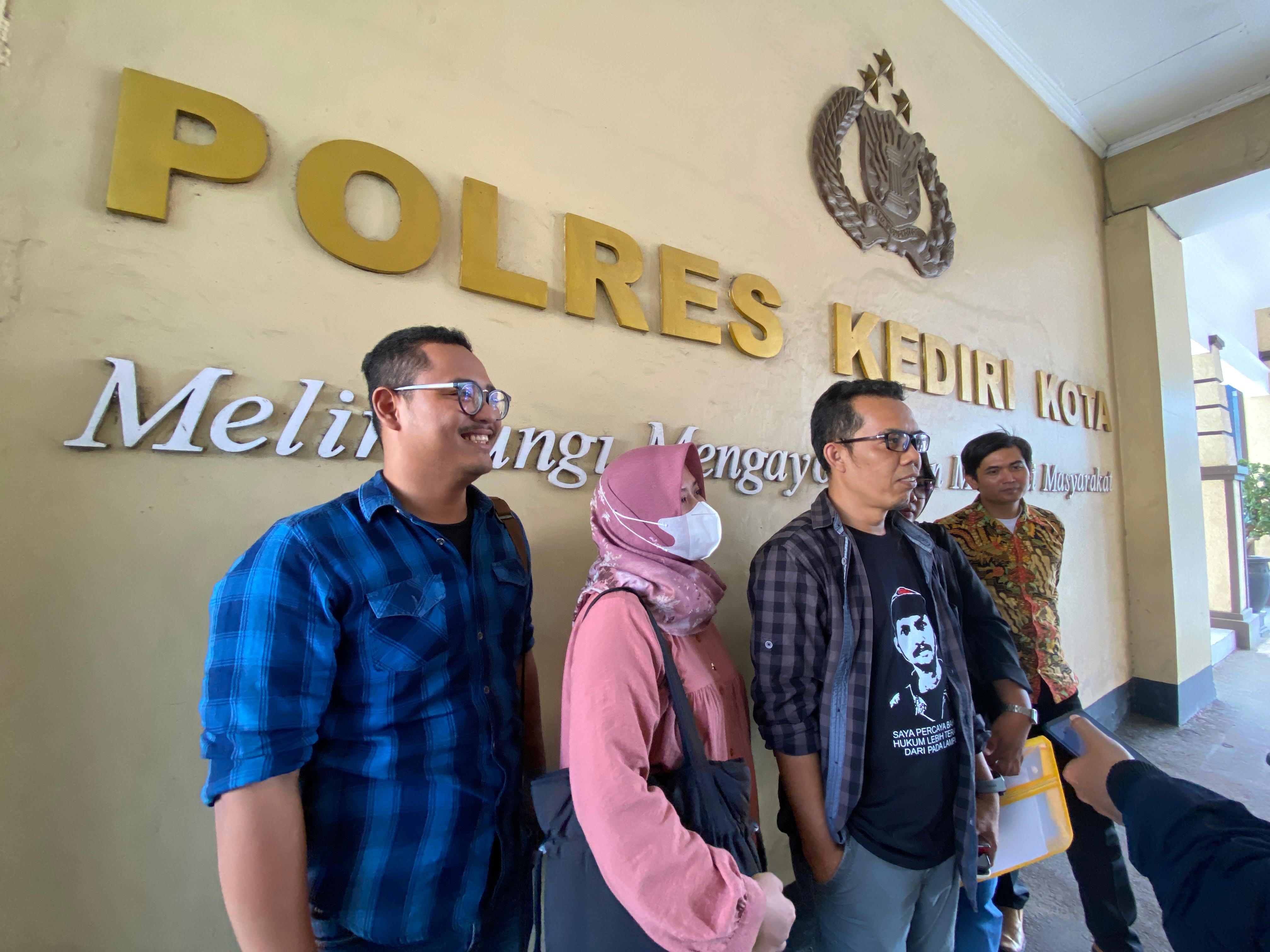 Pengacara SB saat konferensi pers.