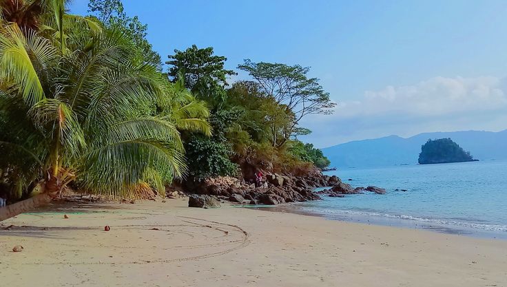 Ilustrasi pantai penuh ketenangan.