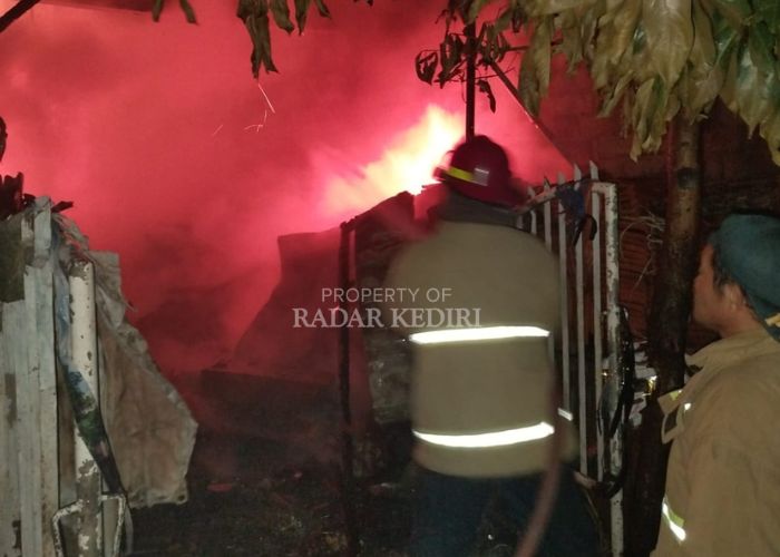 Damkar padamkan gudang rosok di grogol kediri.