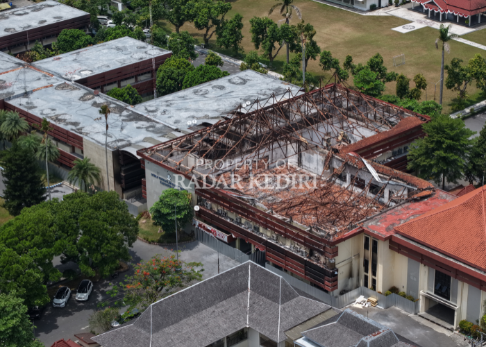 BONGKAR TOTAL: Gedung DPRD Kabupaten Kediri yang ludes terbakar difoto dari udara. Kementerian Pekerjaan Umum merekomendasi agar gedung dibangun ulang dari nol karena kerusakannya sangat parah.