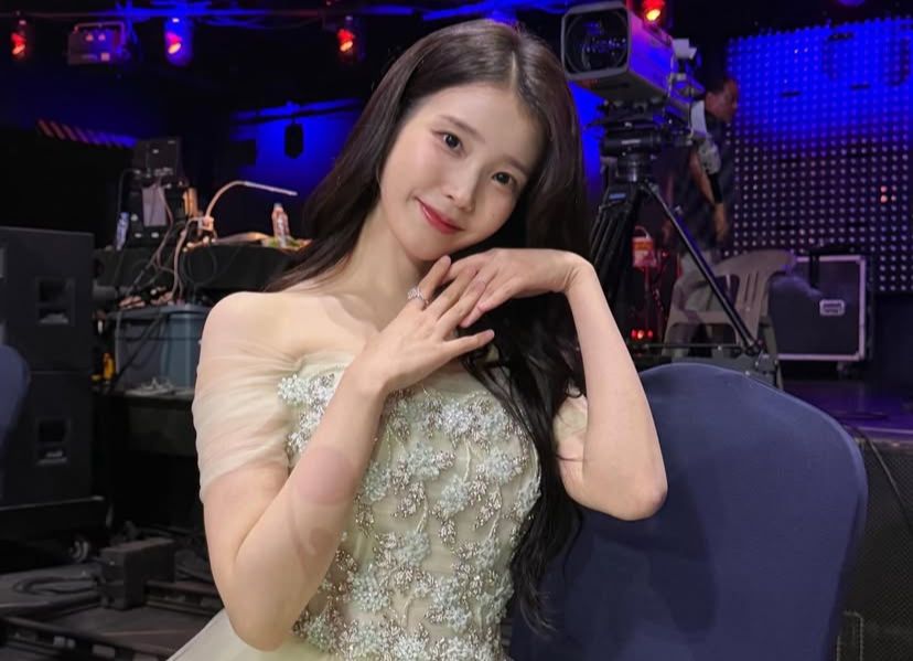 IU donasikan uangnya untuk peringati anniversarry debutnya.