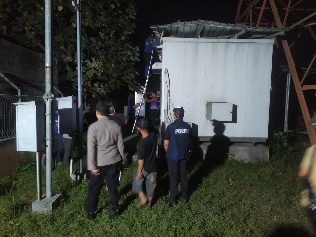 Polisi dan warga mendatangi TKP.