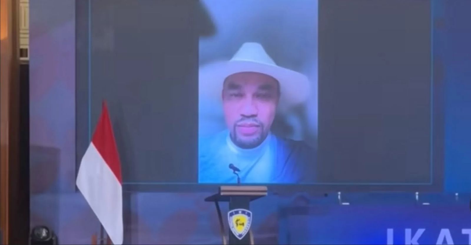 Ahmad Sahroni usai rumahnya porak-poranda.