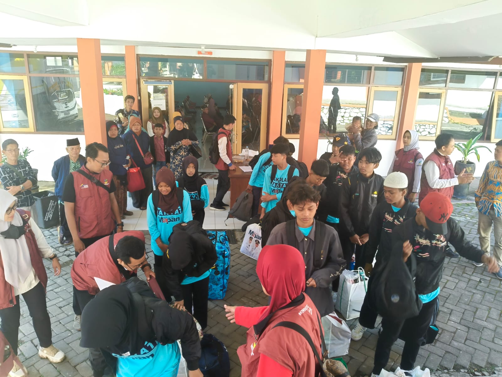 Karena berasal dari luar daerah, mereka harus mengikuti program adaptasi lingkungan selama satu bulan.