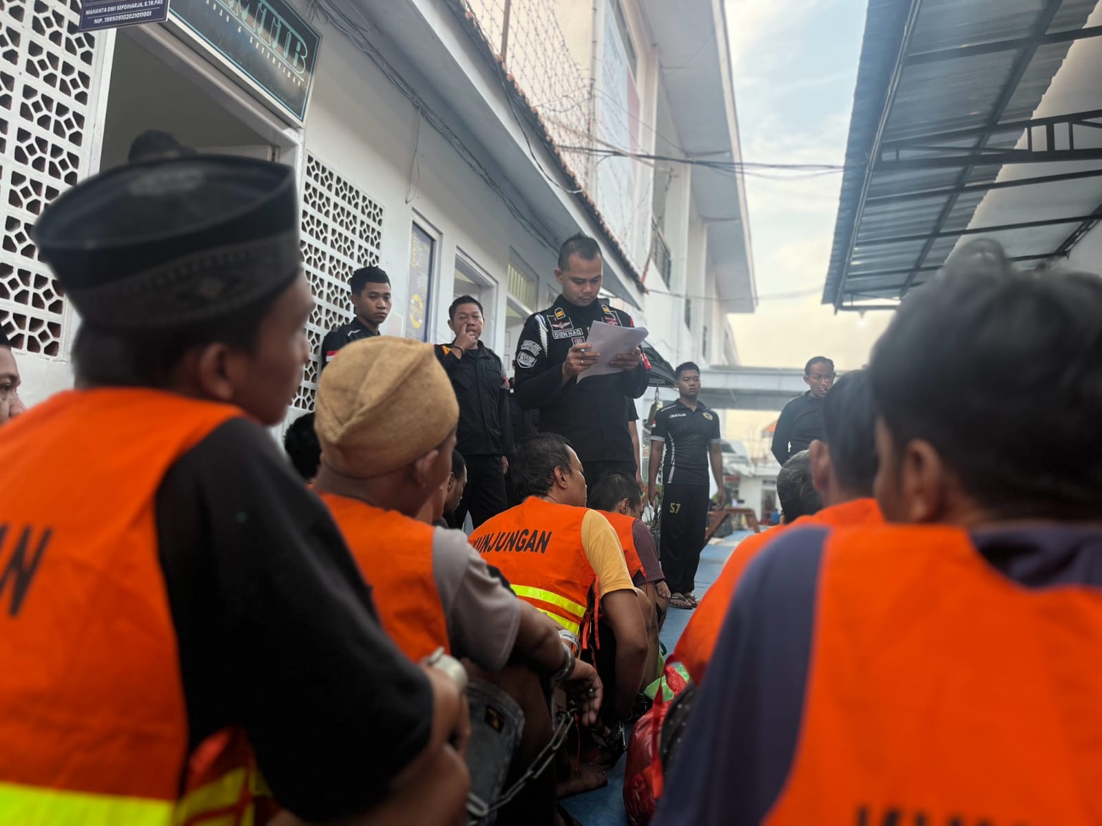 OVERLOAD: Puluhan warga binaan Lapas Kelas II A Kediri dipindah ke Lapas Madiun dan Kota Malang karena sudah terlalu penuh.