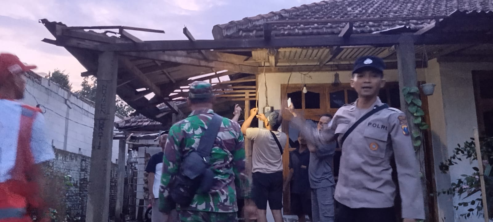 Atap rumah warga Besowo Kepung Kediri rusak diterjang angin kencang.