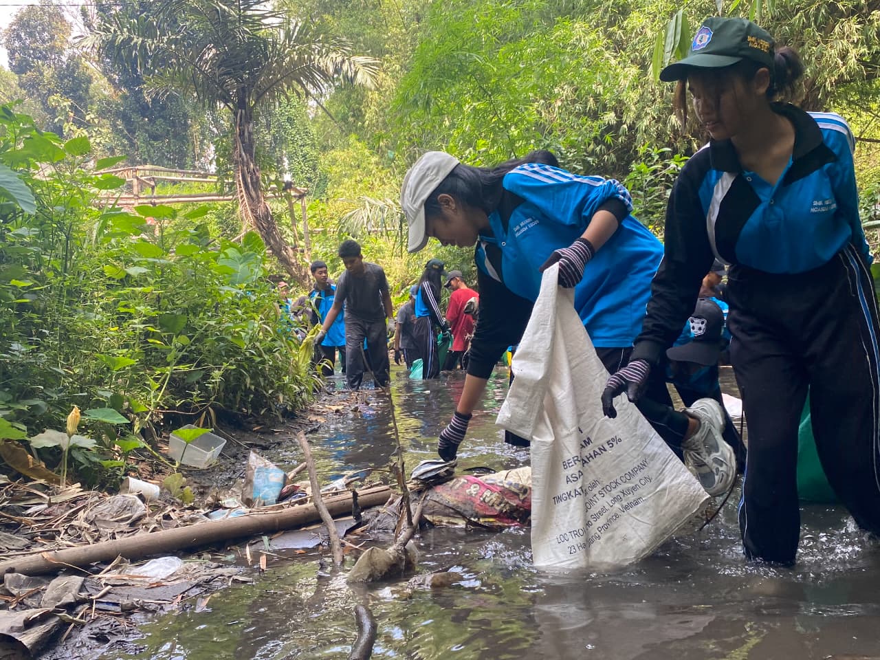 Sebanyak 120 peserta dari Ekstrakurikuler Siswa Pecinta Alam (Sispala) SMKN 1 Ngasem bersama Forum Kali Brantas terjun langsung bersih-bersih sungai.
