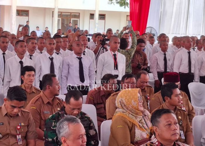 MAGANG: Pemuda Kediri yang siap berangkat ke luar negeri.