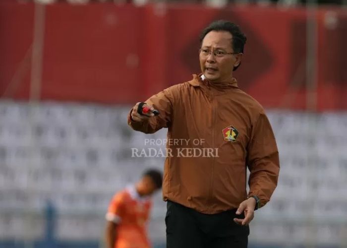 KECEWA: Pelatih Persik Kediri Ong Kim Swee.