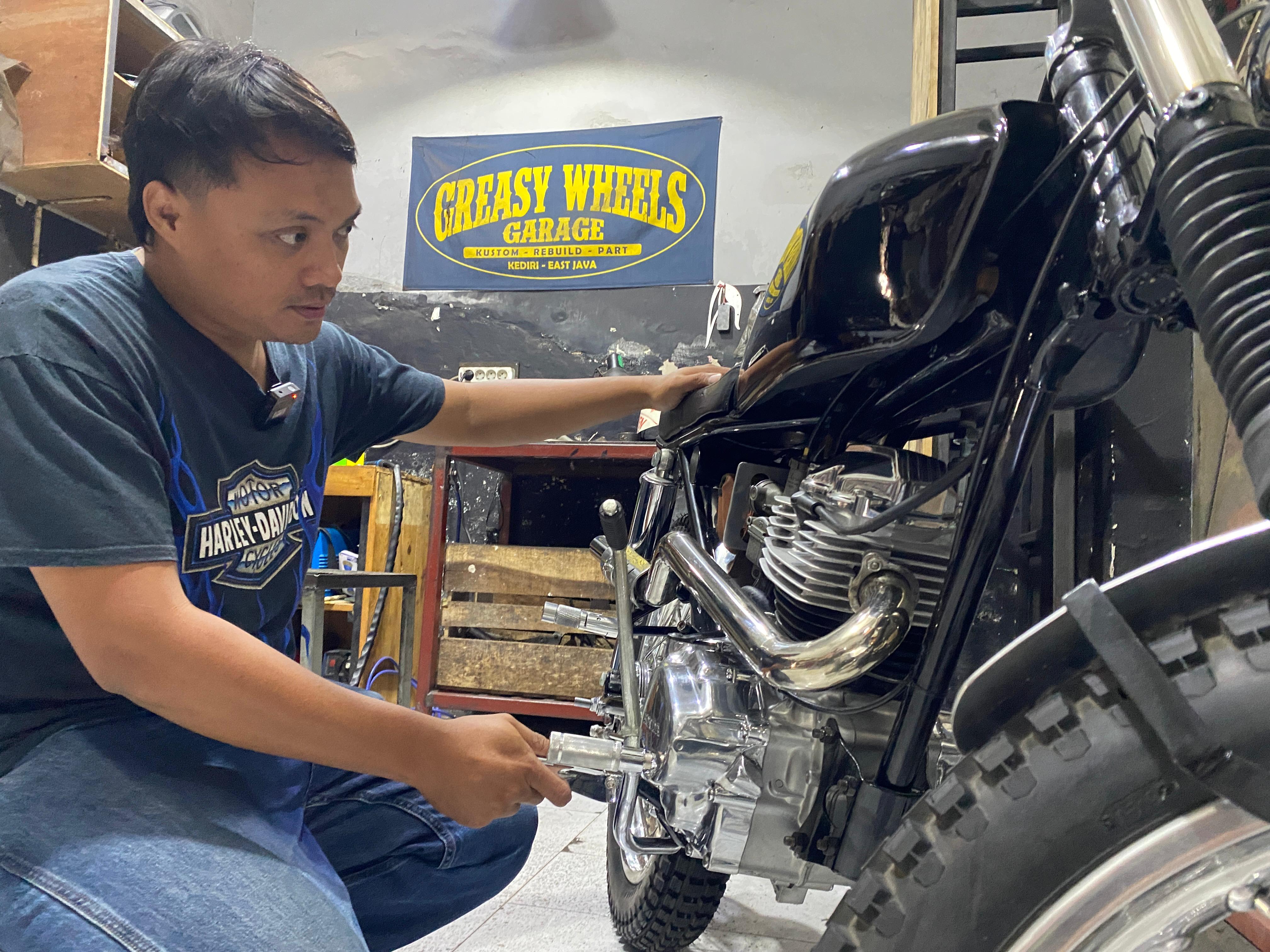 Modifikasi motor buatan Bahtiar ini sangat khas. Hal itu tak lepas dari proses desain dan pembuatannya yang ditangani sendiri. Kreasi dari pemilik Greasy Wheels Custom Garage  itu pun tak jarang berbu