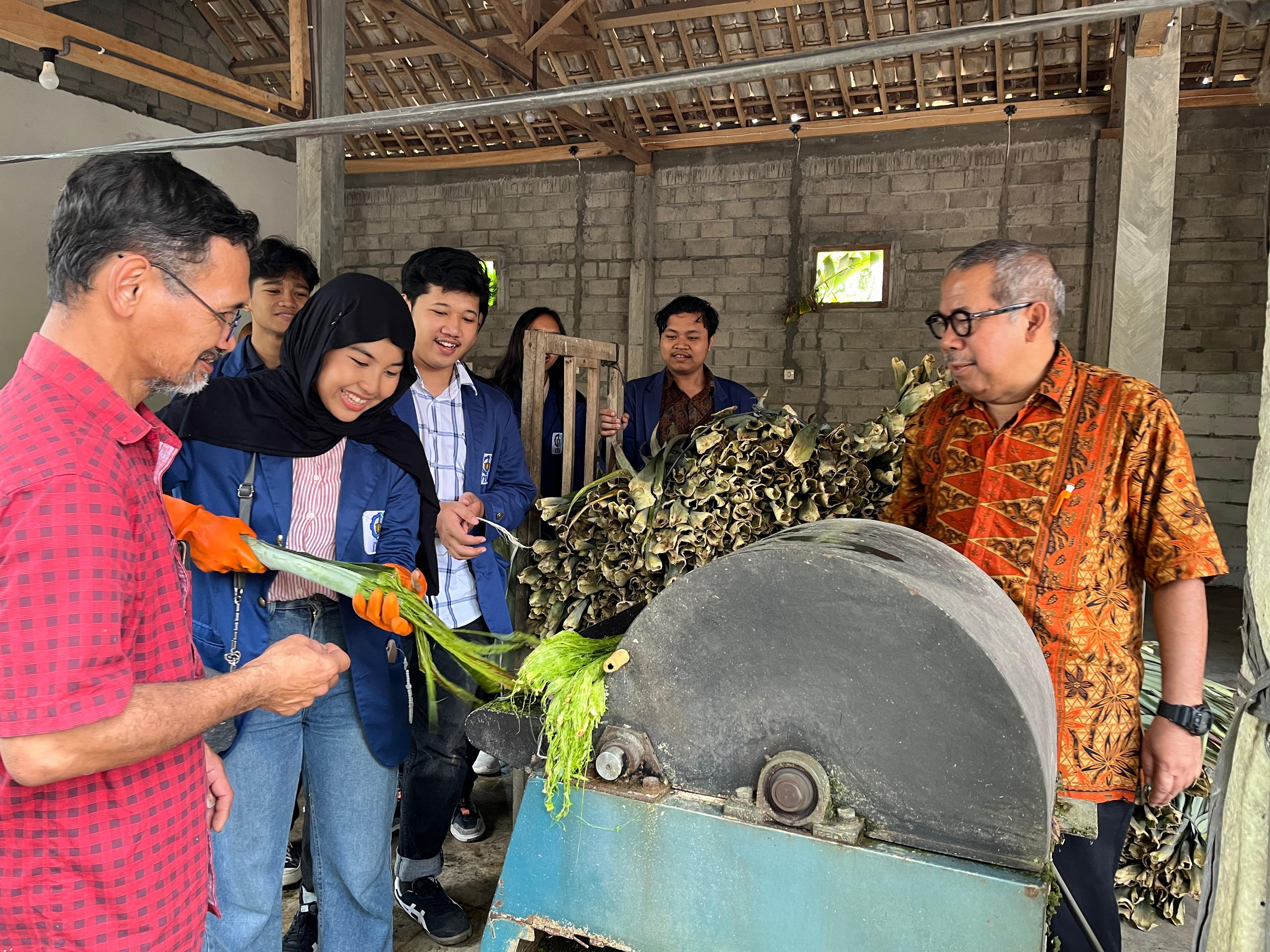 Ketua Tim Dosen Abmas ITS Prof. Dr. Ir. Soeprijanto, M.Sc. (kanan) mengedukasi saat mahasiswa mempraktikan pengolahan mesin TTG serat limbah daun nanas.
