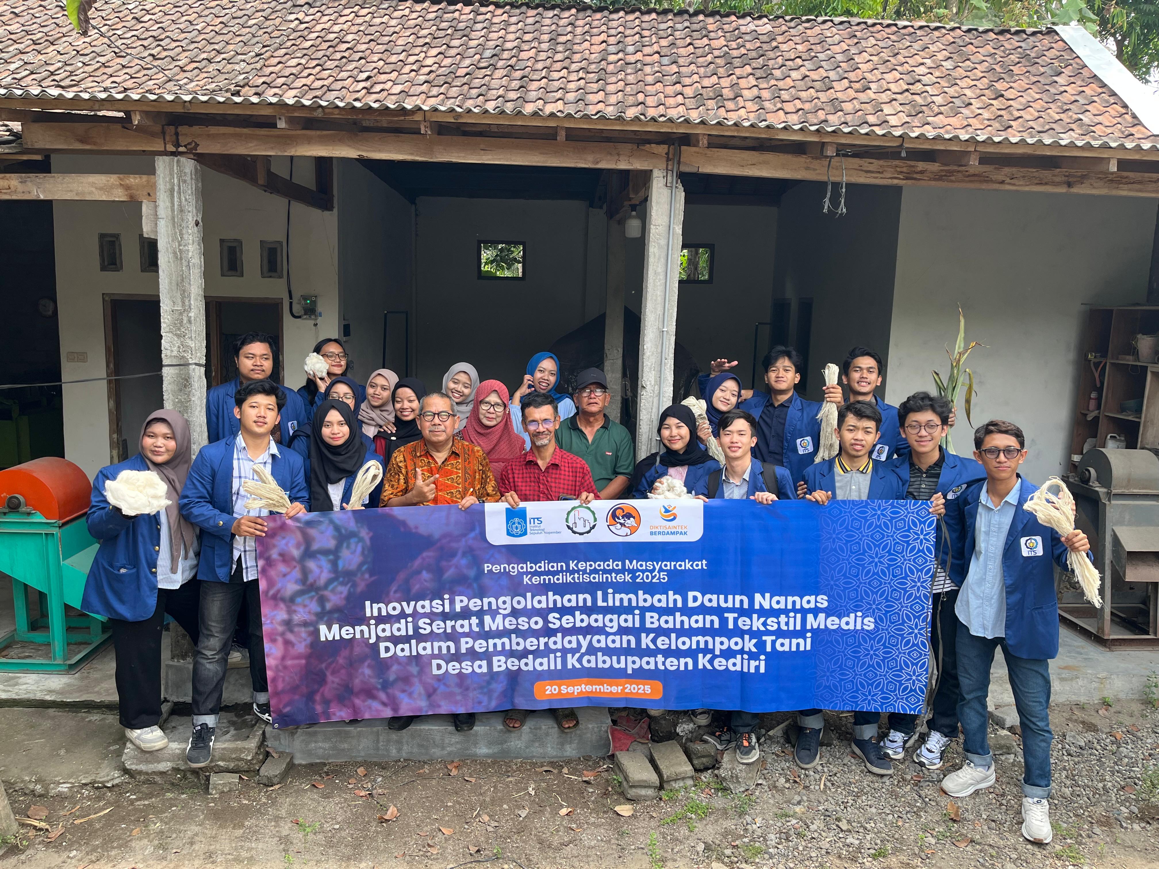 Tim Dosen Abmas ITS bersama sejumlah mahasiswa dan Kelompok Tani Mukti Desa Bedali berfoto bersama usai monitoring dan pelatihan Sabtu (20/9).
