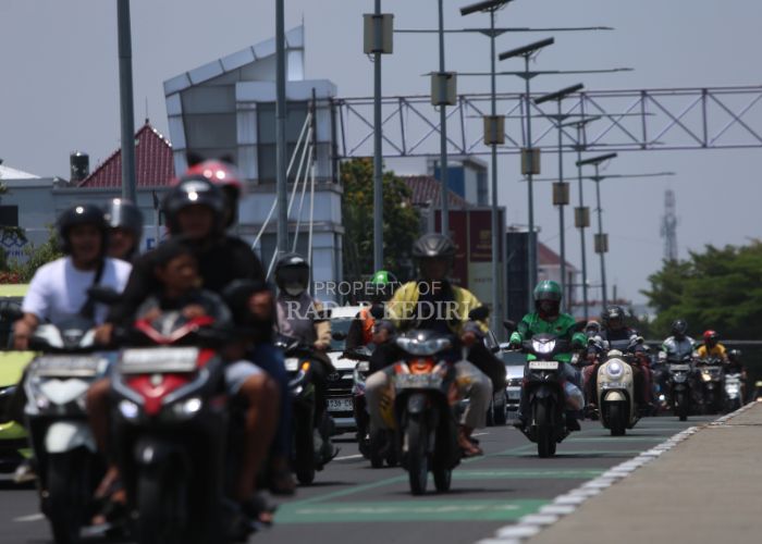 Kondisi lalu lintas jembatan Brawijaya Kota Kediri.
