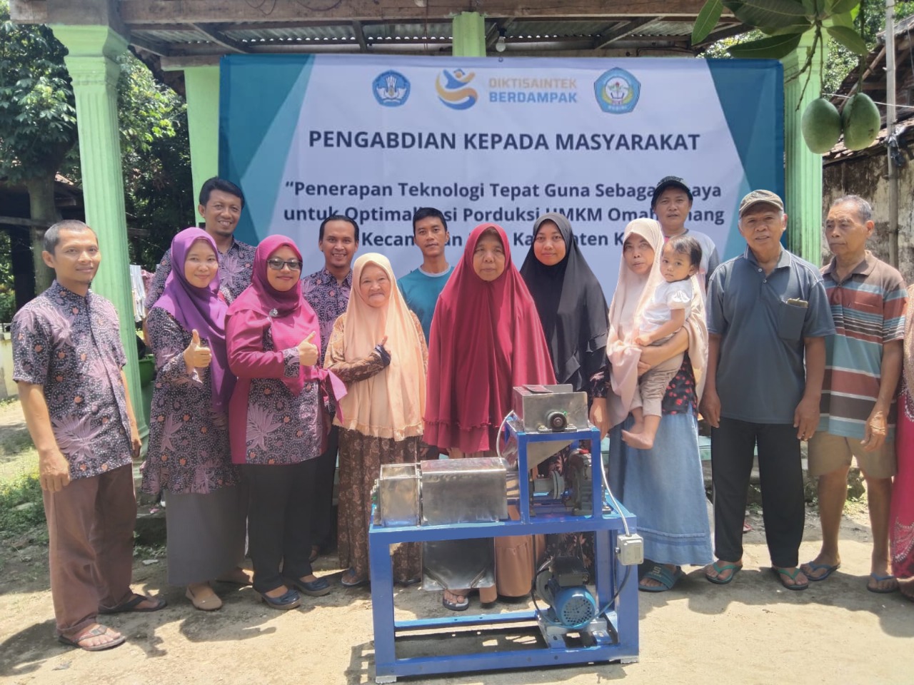 Foto bersama Tim PKM UNP Kediri dengan Mitra UMKM Omah Jenang.