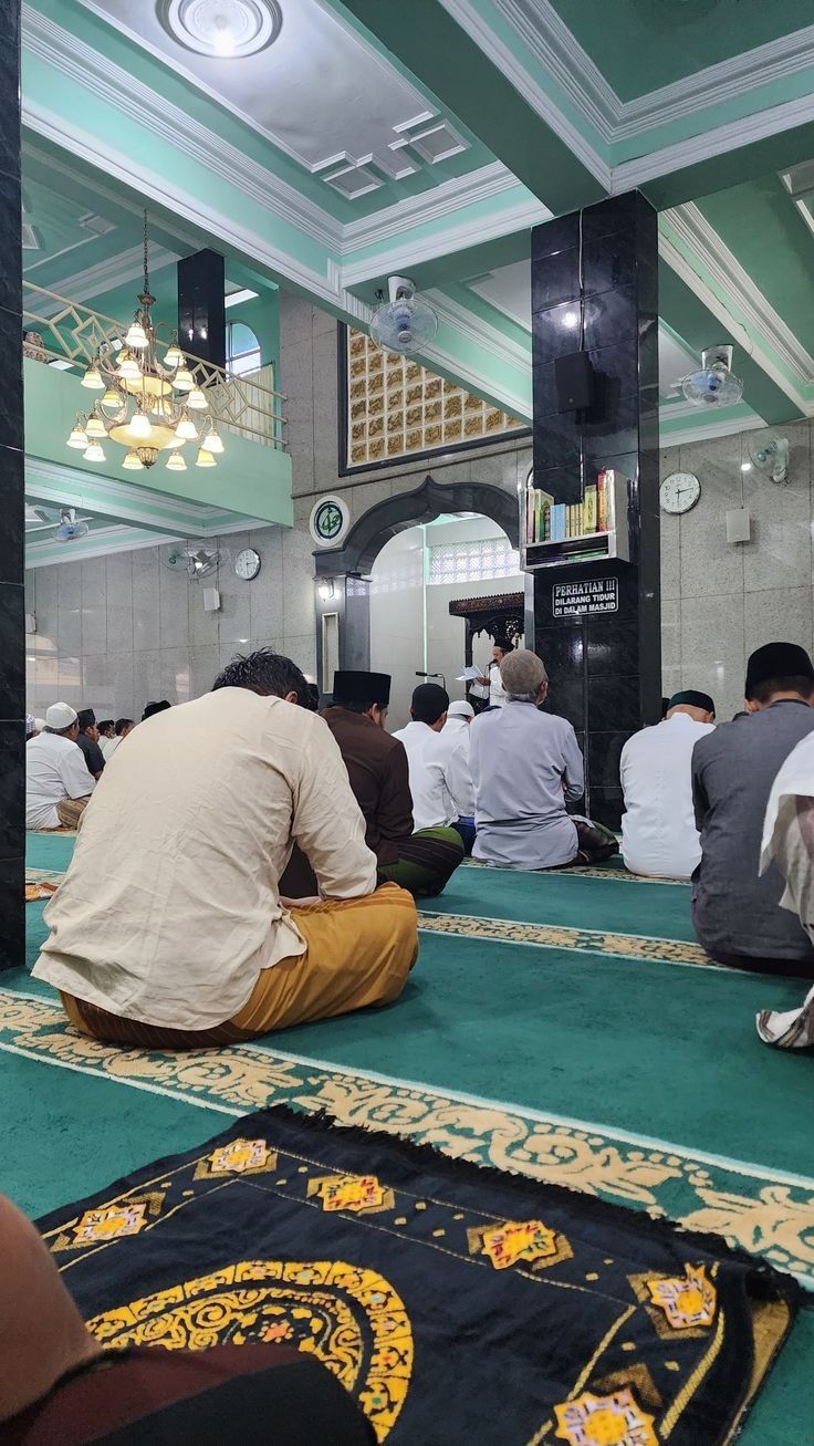 Ilustrasi berdizikir setelah salat.