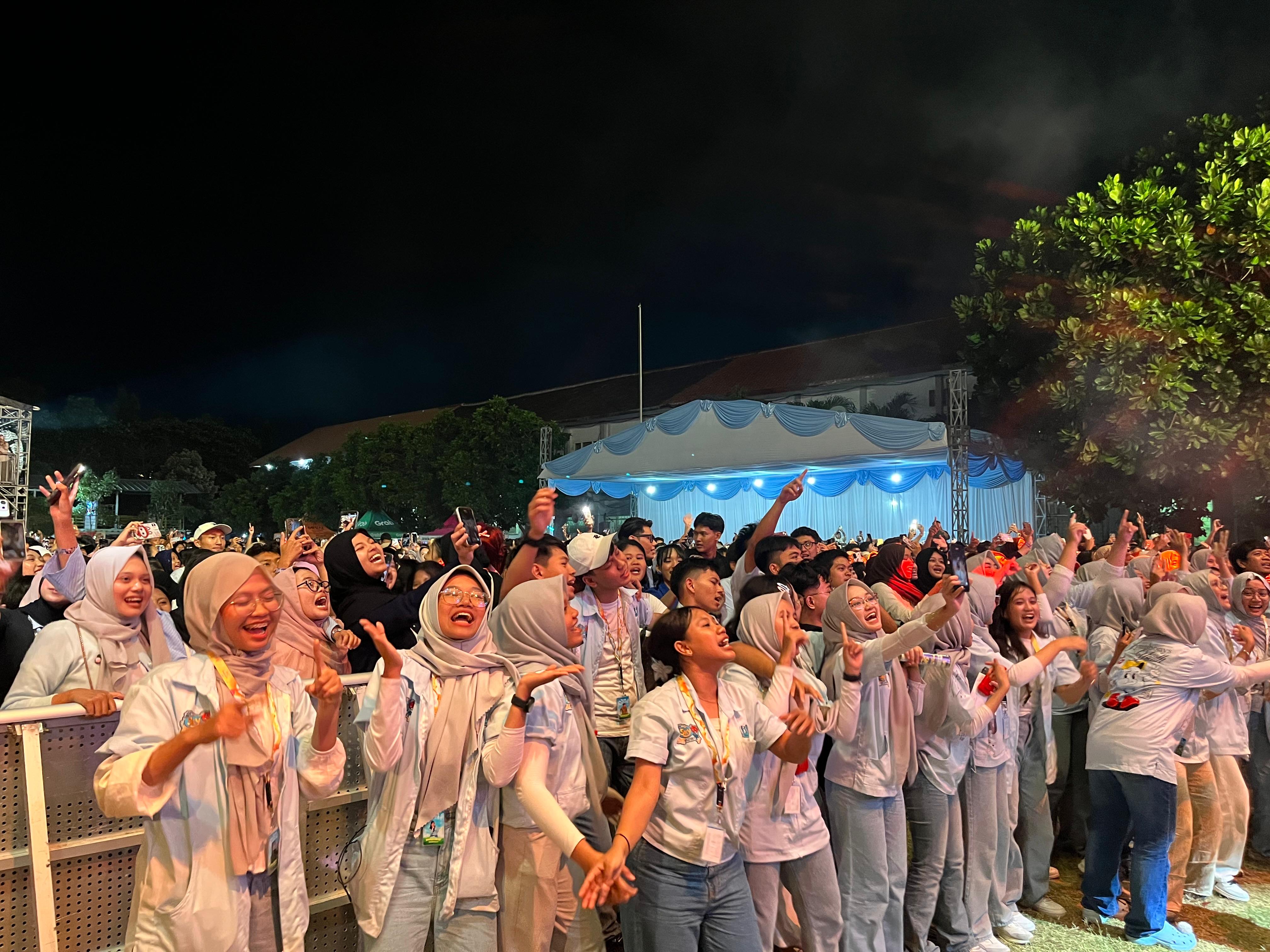 ribuan siswa, alumni dan masyarakat memadati lapangan utama Smada Kediri