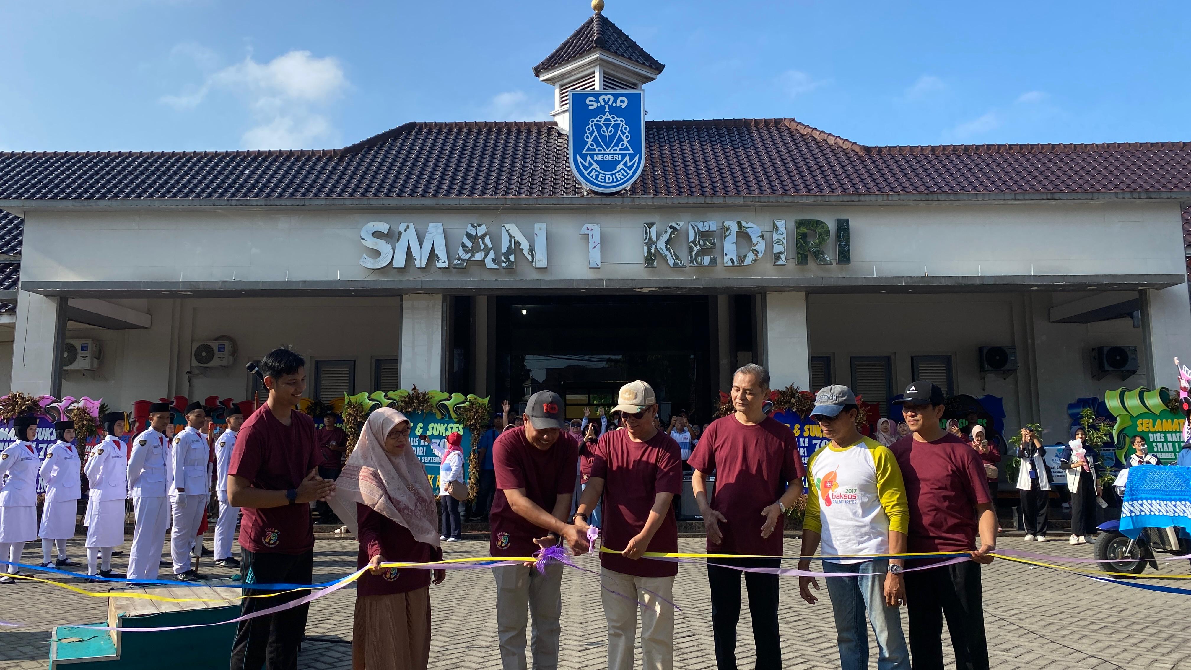 Plt Kepala SMAN 1 Kediri Arif Syah Putra dan jajarannya memotong pita sebelum acara jalan kreasi.