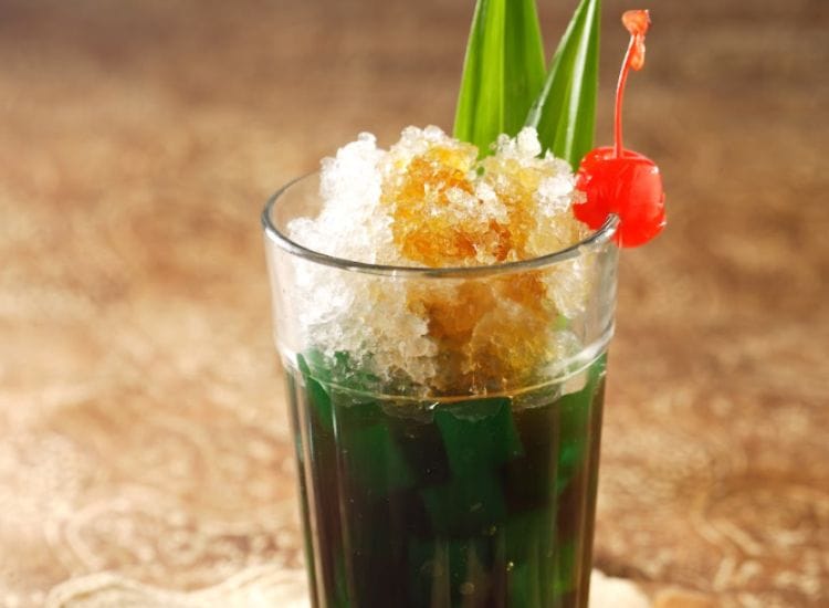 Segelas es gudir dingin dengan topping yang cocok untuk cuaca panas.