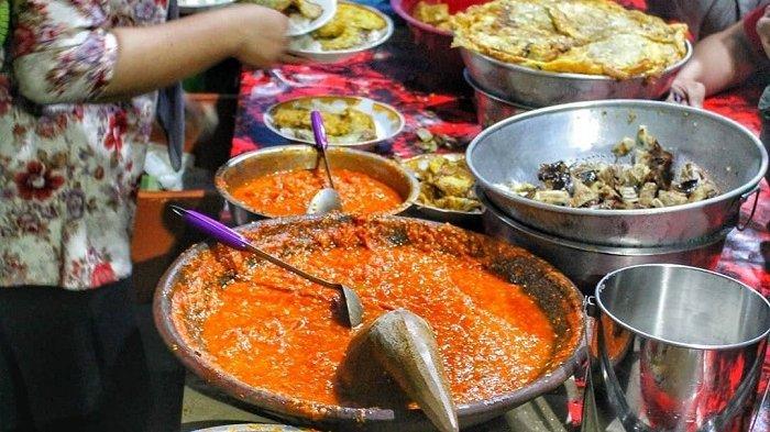 Penjual makanan menjajakan aneka lauk dengan sambal yang menggugah selera.