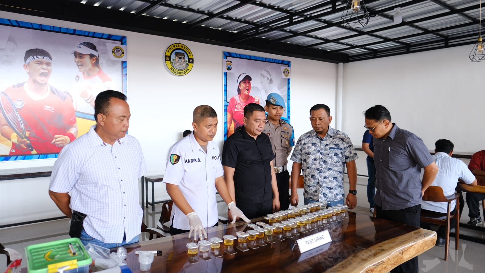 Tes urine anggota Satresnarkoba Polres Kediri.