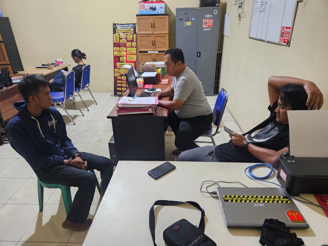 Polisi menginterogasi tersangka pencurian kotak amal.