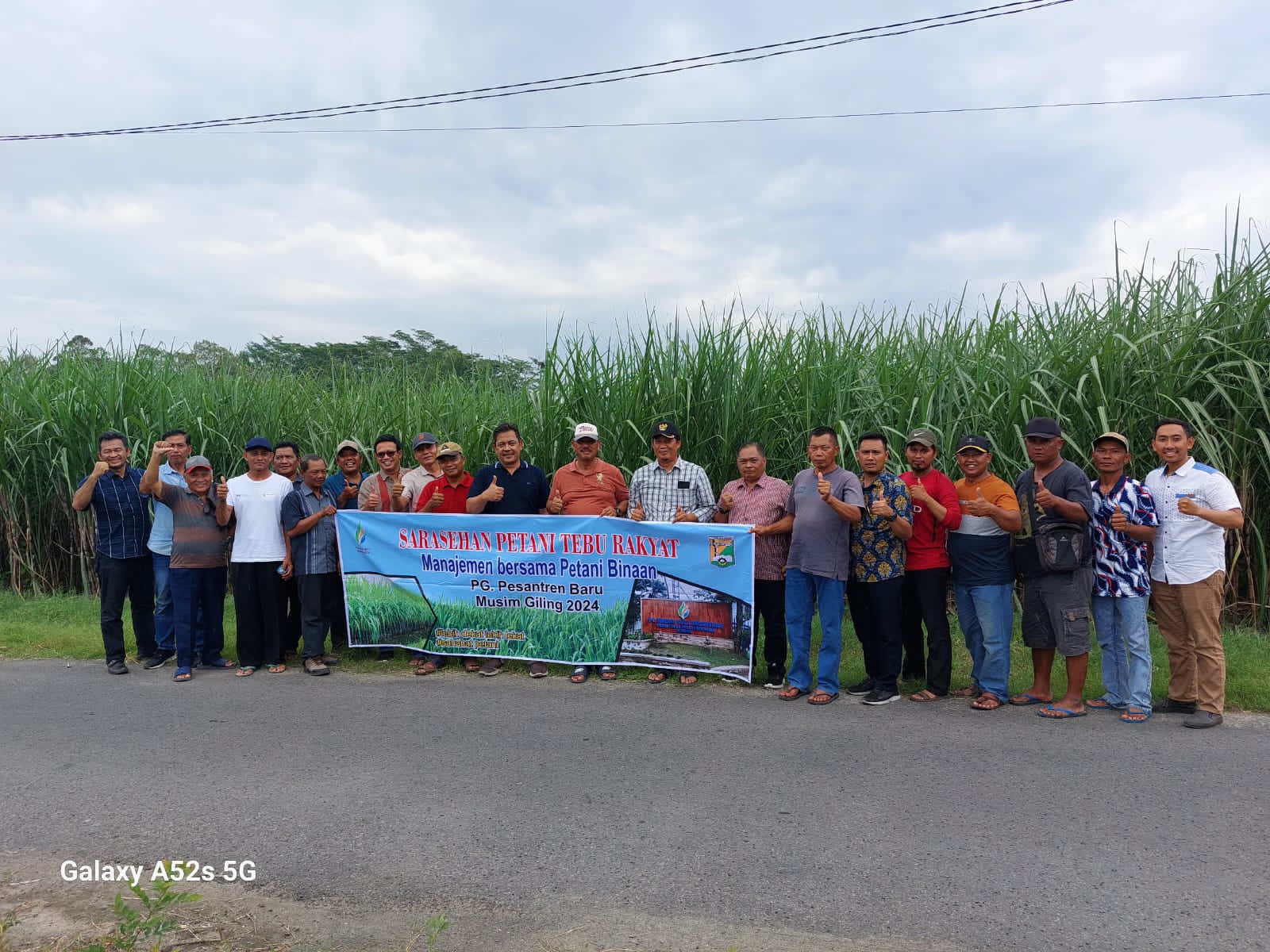 SARESEHAN: Tim PG Pesantren Baru bersama petani.