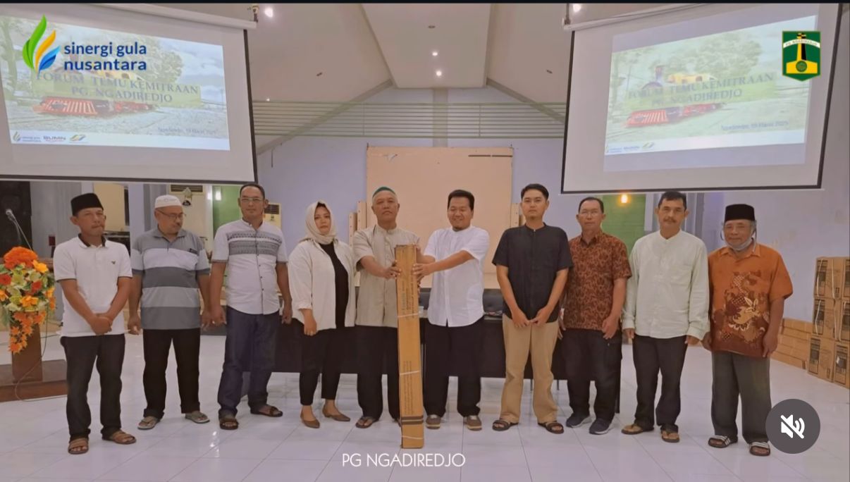 FOTO BERSAMA: General Manager PG Ngadiredjo Wayan Mei Purwono menyerahkan bantuan pompa air kepada petani