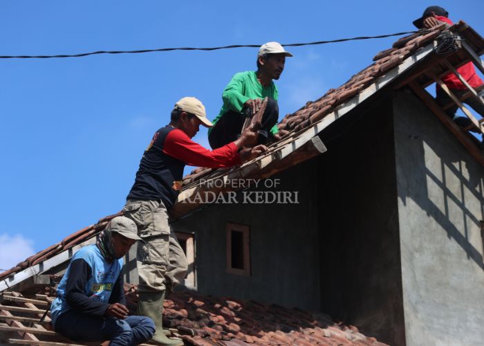 GOTONG ROYONG: Warga Dusun Besowotimur, Desa Besowo bahu-membahu memperbaiki atap rumah yang rusak terdampak bencana angin kencang pada Minggu (21/9) sore.