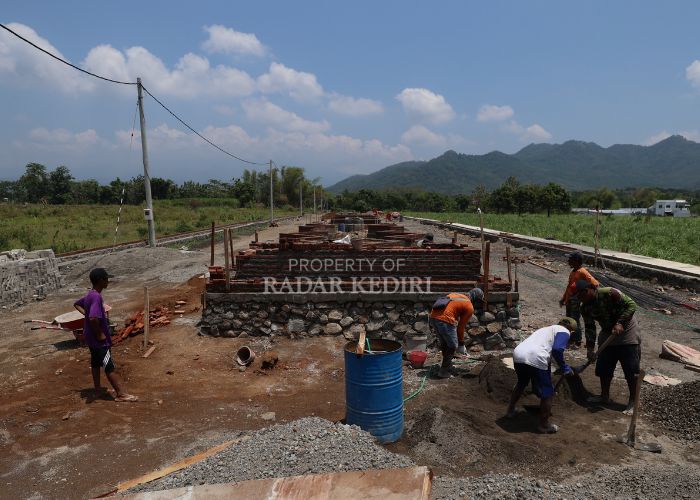 Rencananya, pemkot akan menghadirkan taman di median jalan. Itu dilakukan untuk memaksimalkan fungsi kawasan yang berada di Kelurahan Campurejo, Mojoroto itu.