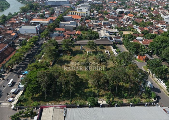 MANGKRAK: Proyek revitalisasi Alun-Alun Kota Kediri difoto dari udara. Proyek yang dihentikan sejak November 2023 lalu itu ditumbuhi perdu.