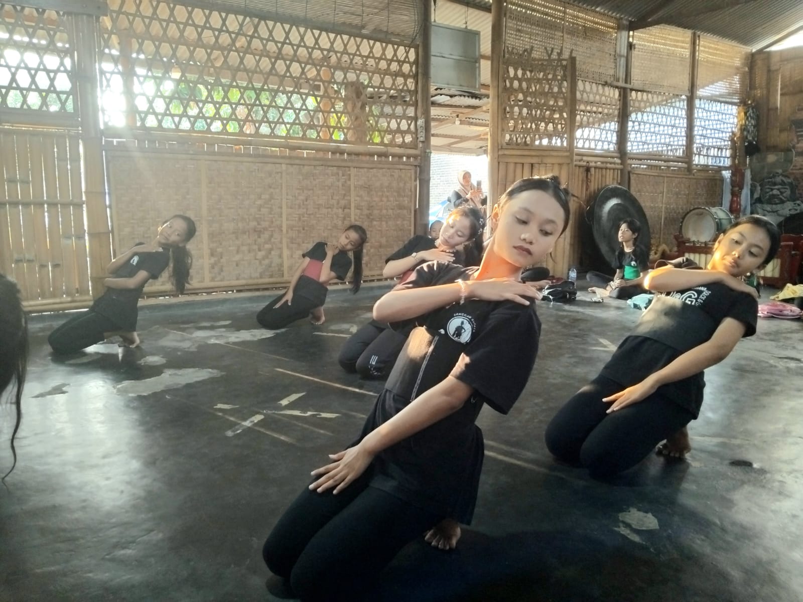 Anggota sanggar menari tari tradisional (Diana Yunita Sari)