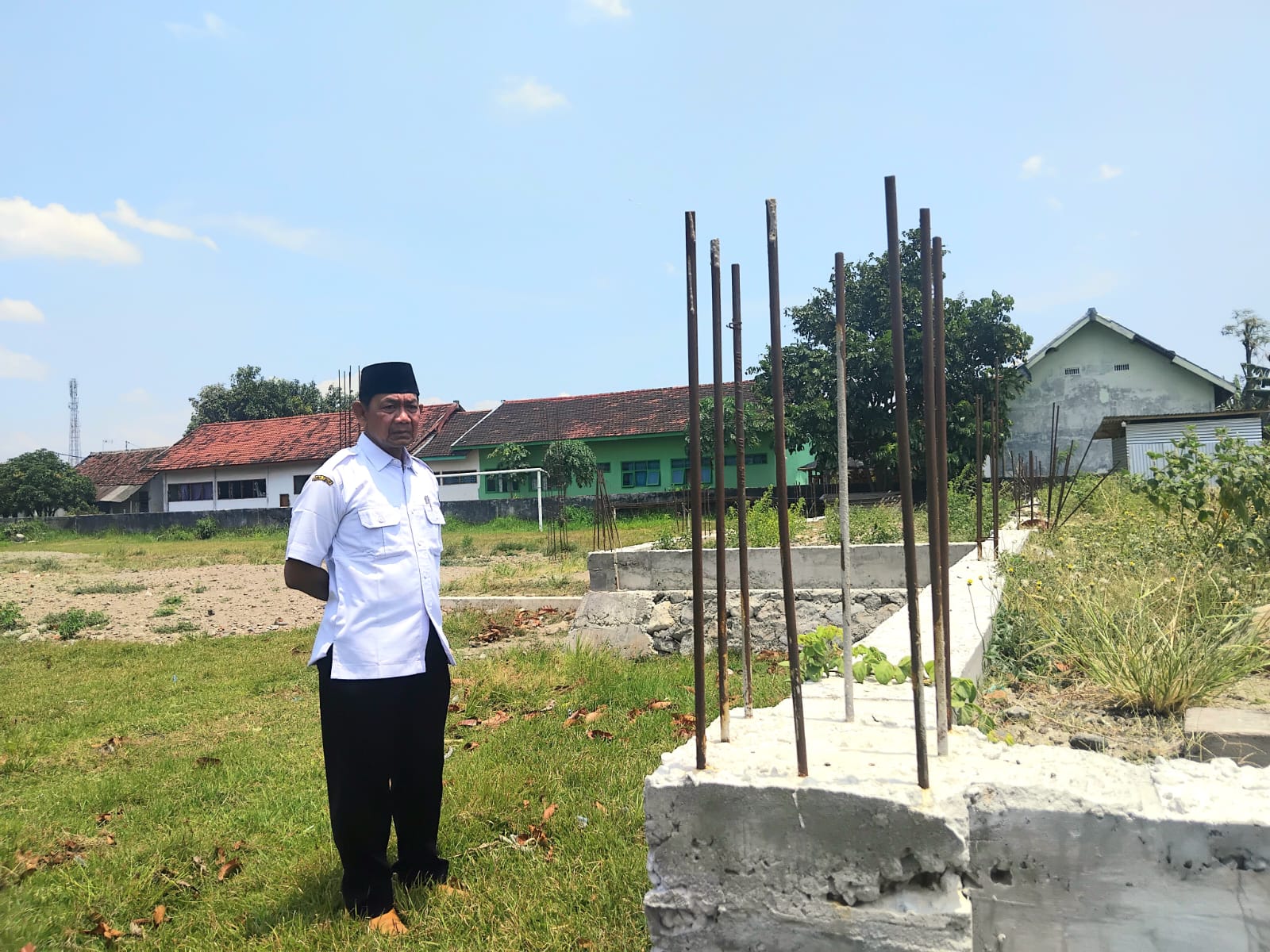 Kades Janti mengecek pembangunan sport center (Diana Yunita Sari)