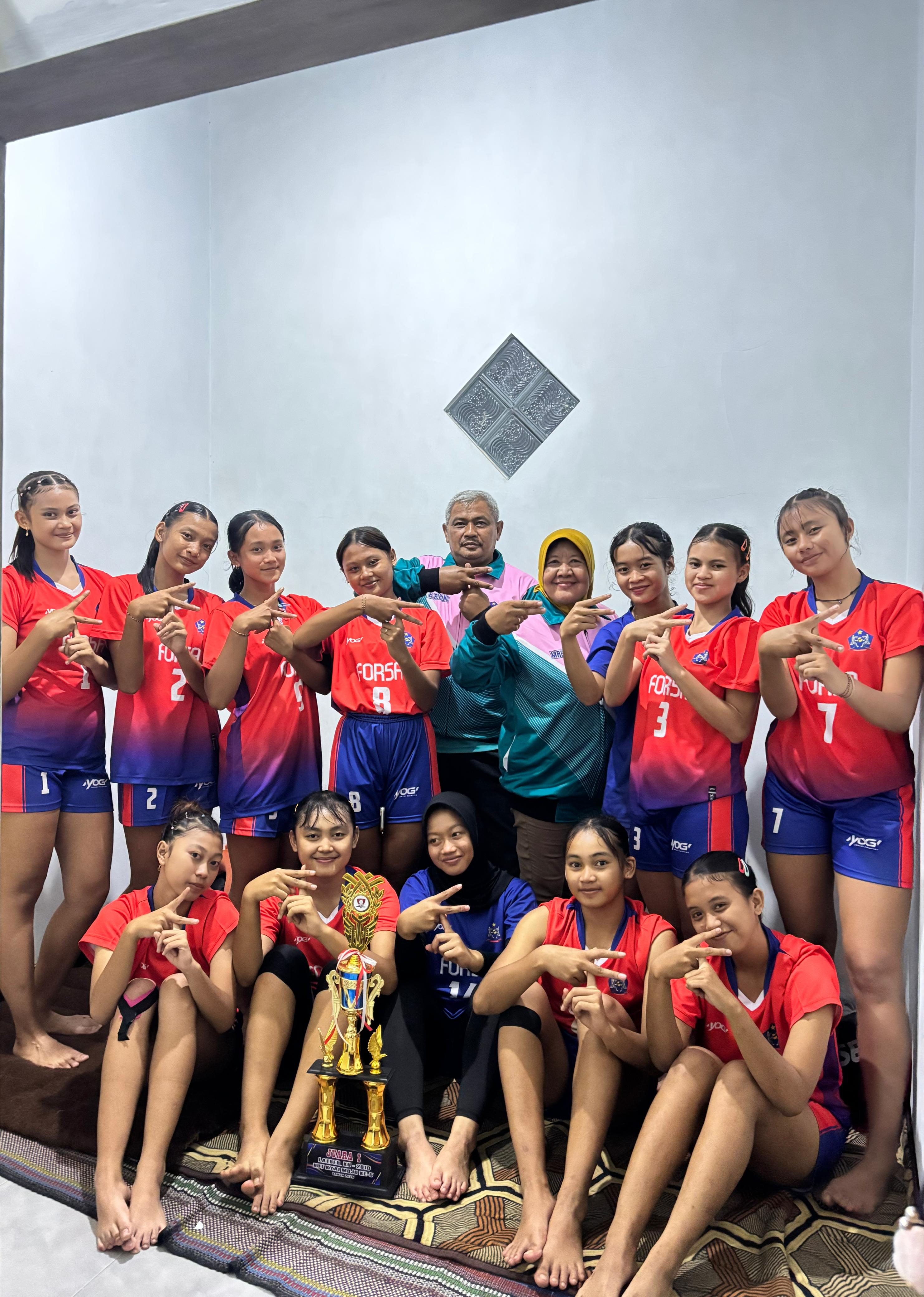 CINTA VOLI: Sumarni bersama anggota Klub Forsa, klub voli yang didirikannya bersama teman-teman atlet voli sejak 1992 silam.
