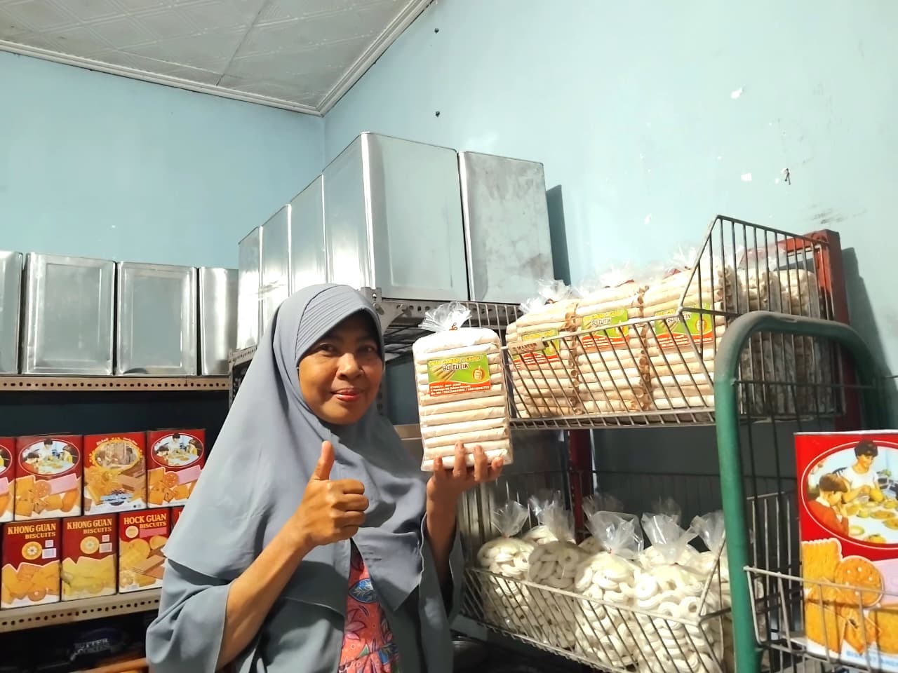 Muri Astutik menunjukkan opak gambir buatannya (Diana Yunita Sari)