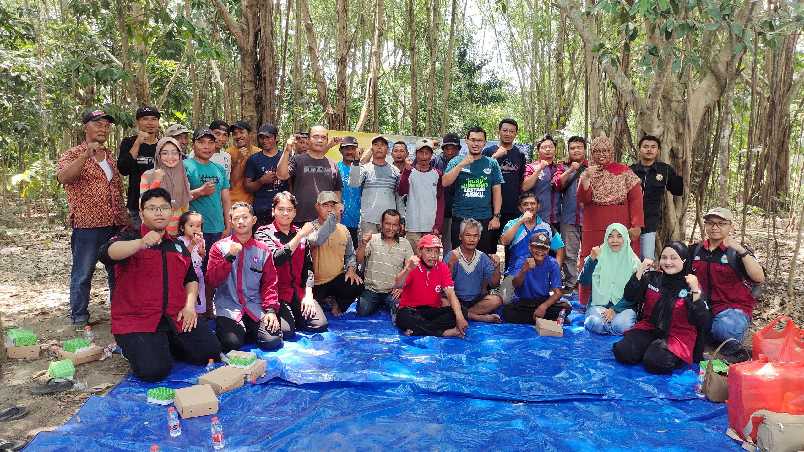 KOLABORATIF: Tim PkM Dosen Berdampak bersama mahasiswa dan stakeholder masyarakat kompak ucapkan jargon &ldquo;Tempurejo Berdaya&rdquo; usai pelatihan.