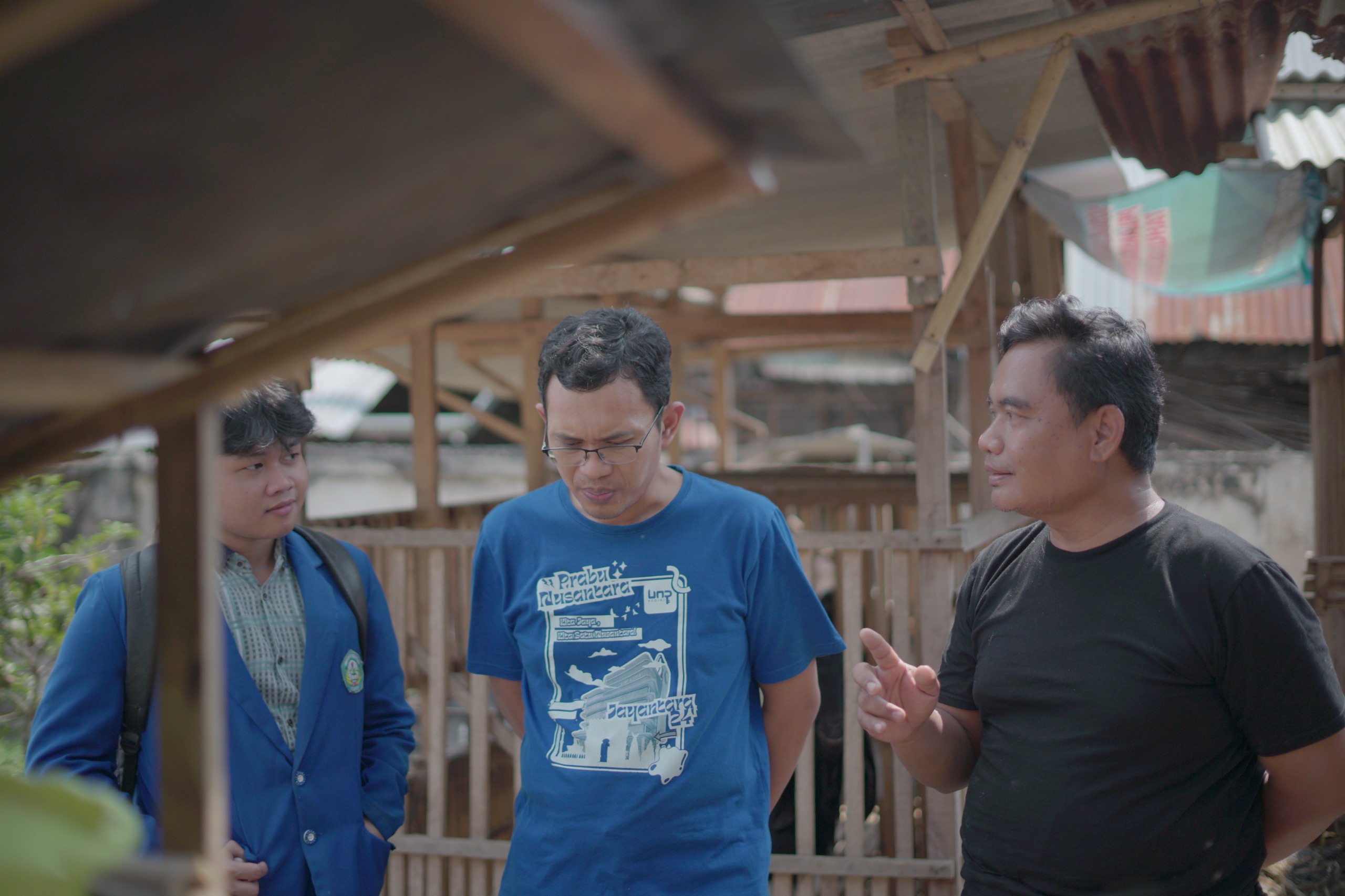 INOVATIF: Tim PkM dosen dan mahasiswa memberikan pendampingan langsung di lapangan.