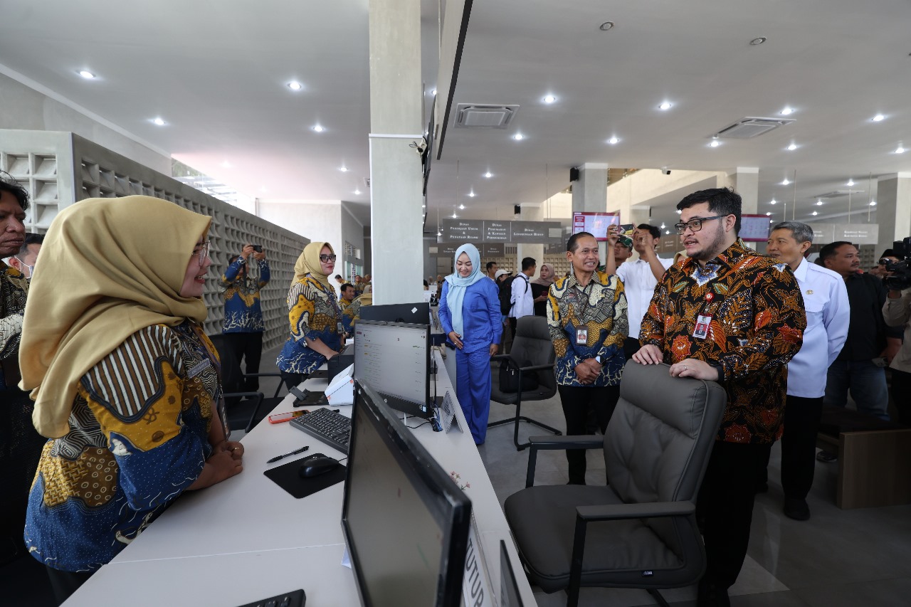 RUANGAN NYAMAN: Bupati Hanindhito Himawan Pramana berbincang dengan petugas DPMPTSP yang juga membuka layanan di Mal Pelayanan Publik (MPP) Kabupaten Kediri (25/9).