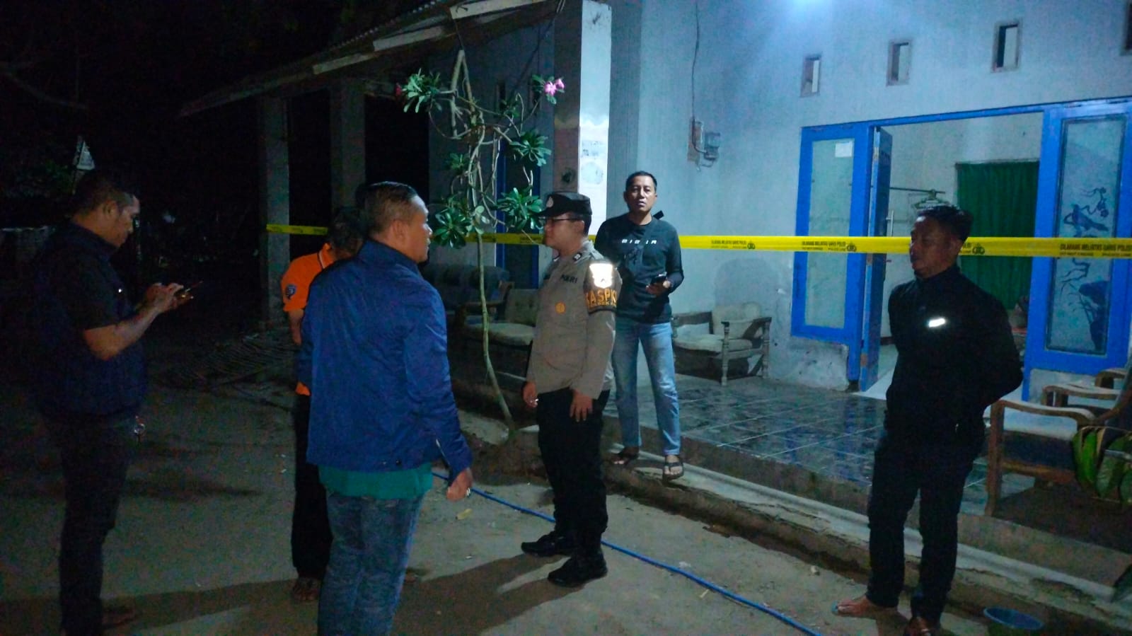 Polisi mendatangi TKP penemuan pria 71 tahun meninggal dunia.