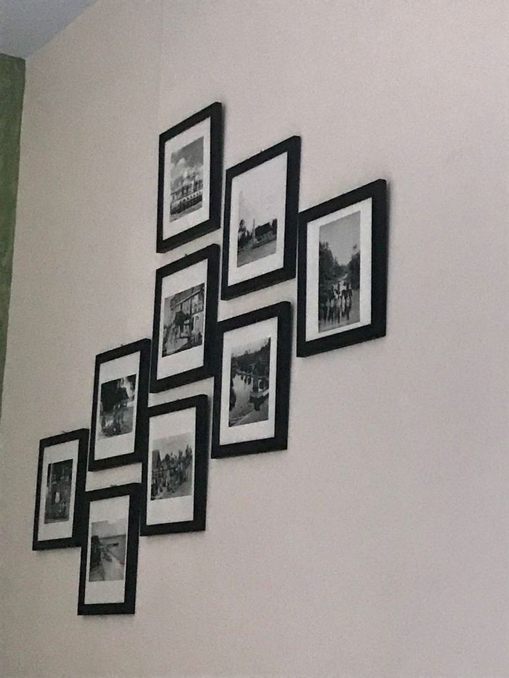 Ilustrasi foto-foto di dinding