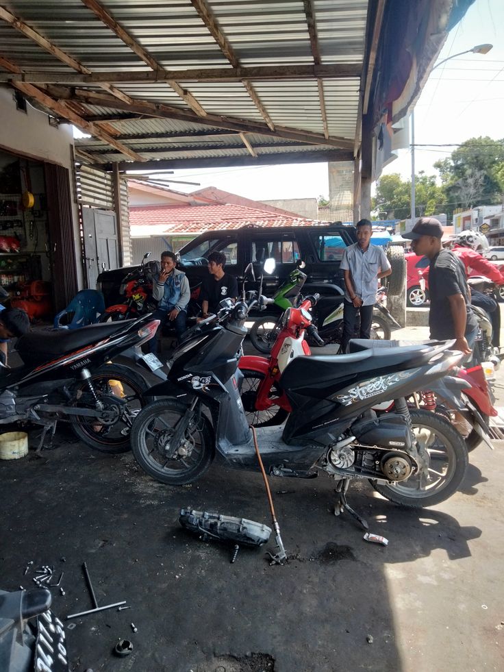 Ilustrasi sepeda motor yang masuk bengkel.