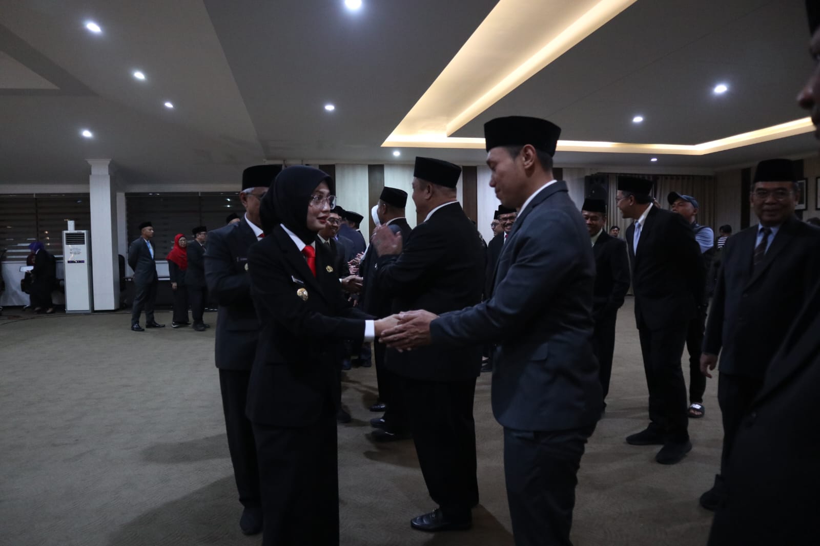 Wali Kota Kediri Vinanda dan Wawali Gus Qowim menyalami jajaran kepala dinas yang dimutasi.