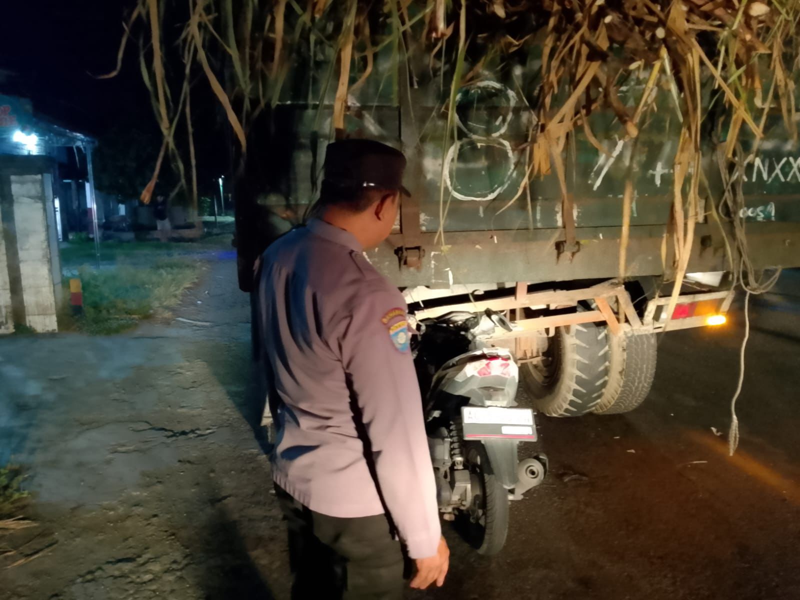 LAKA: Polisi mengamankan lokasi kejadian laka di Desa/Kecamatan Papar.